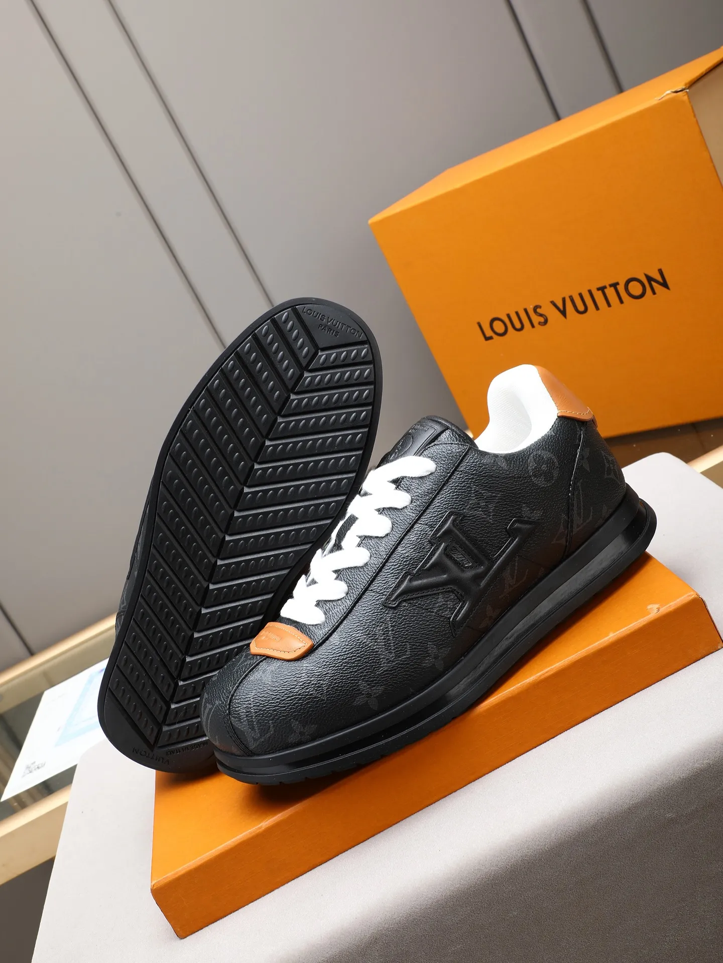 PP560 LV Louis Vuitton L Jialu Brand Runner Tatic Series Thick-soled Casual Sports Shoes Running Shoes Original purchase, development and production This LV Runner Tatic sports shoe combines technical materials such as mesh fabric and ribbons to interpret the inspiration of traditional mountaineering shoes. LV letters are written on one side, the lariat buckle of the quick lacing system is embellished with Monogram flowers and Louis Vuitton logos, and the light and wear-resistant rubber outsole completes the whole. ▪️Fabric: Original imported cowhide + mesh ▪️Inner lining: Original customized breathable mesh ▪️Sole: Original open-molded anti-slip rubber combination material ▪️Size: Men's 38-44 (customized for 45 and 46)